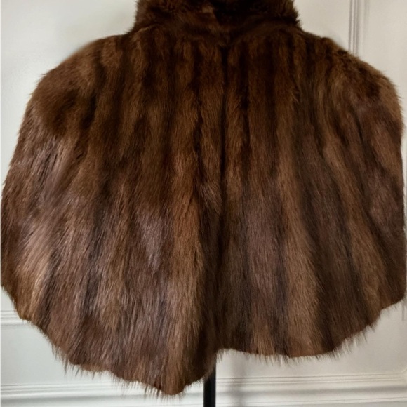STUNNING Vintage Fur Capelet - Picture 2 of 5